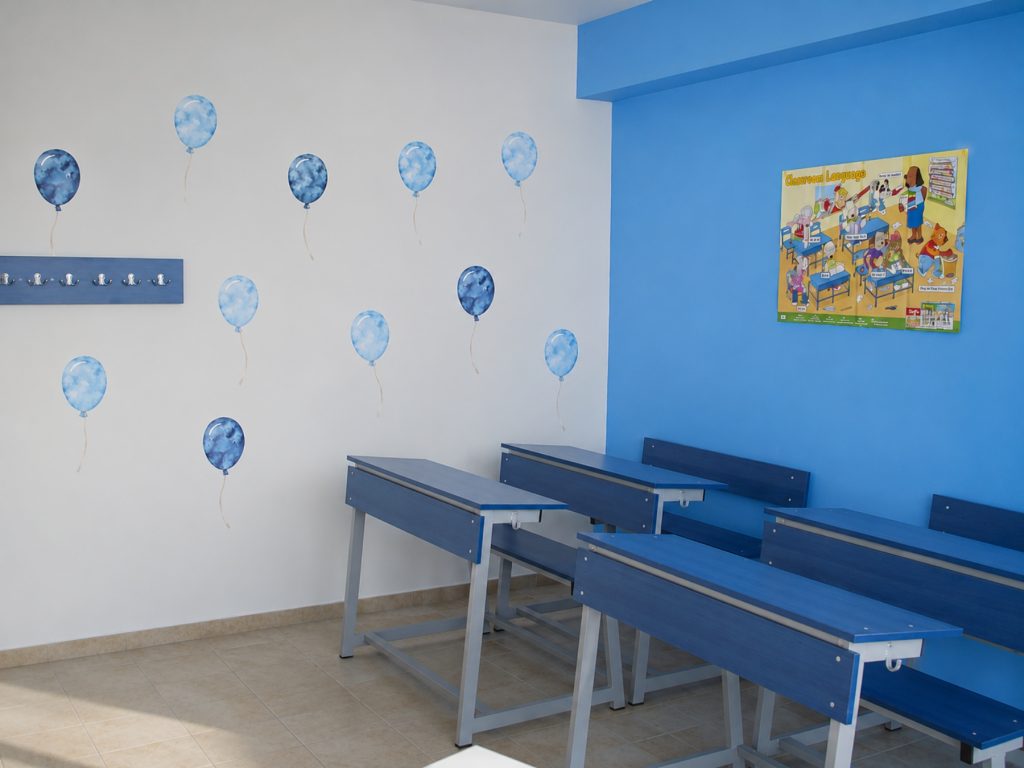 Η μπλε αίθουσα, με θρανία και αφίσες στους τοίχους